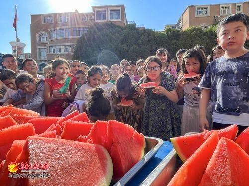 吃瓜泼水大赛视频,吃瓜泼水大赛欢乐瞬间大盘点