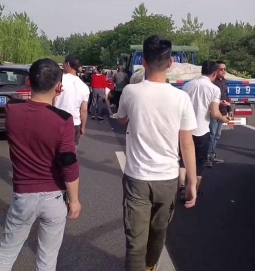 卖瓜老板现场吃瓜,卖瓜老板亲自示范瓜果新鲜美味