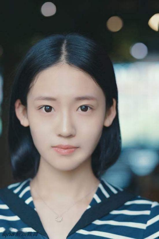 学校校花吃瓜,校花与瓜果的甜蜜邂逅