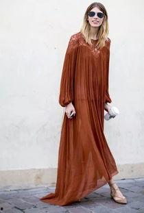 红色长裙美女吃瓜,夏日风情尽收眼底