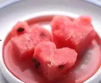 月经可以吃瓜吗,吃瓜真的没问题吗？揭秘月经饮食禁忌