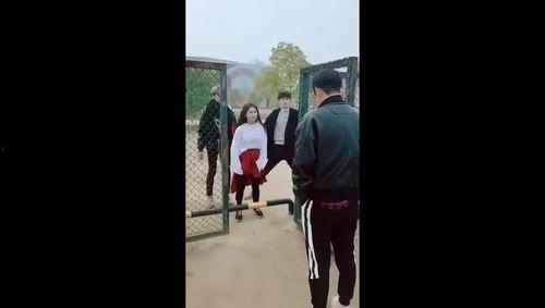 高校隔着铁门吃瓜,高校学子隔空“吃瓜”趣事