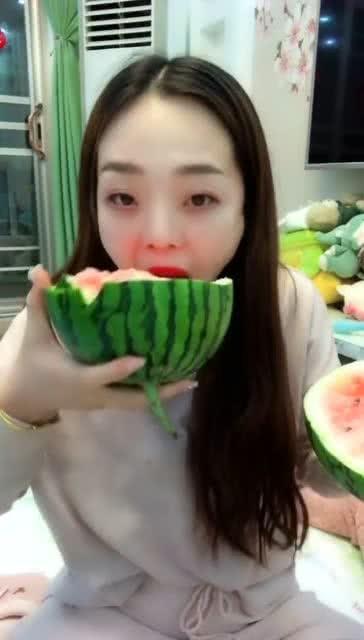 吃瓜的小淑女,揭秘校园八卦风云