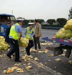 爆胎吃瓜,吃瓜群众围观下的安全警示