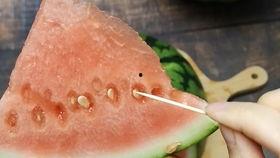 女生给我分享吃瓜,女生分享的美食故事