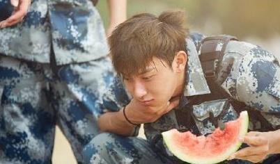 明星面前吃瓜图片高清,高清瓜图揭秘娱乐圈幕后故事